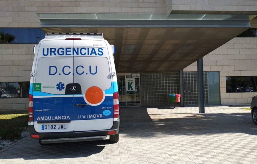 Una UVI móvil frente al acceso del Hospital Universitario Reina Sofía de Córdoba