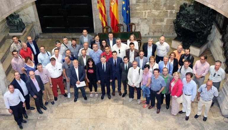 El president Ximo Puig, en el Palau de la Generalitat junto a los responsables de las 52 mancomunidades de la Comunitat Valenciana