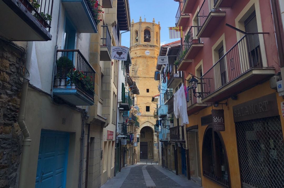 Vista de la calle Mayor de Getaria con la iglesia de San Salvador al fondo. 