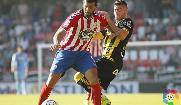 Diego Rico pugna por un balón con Carlos Pita en el partido de la primera vuelta disputado en Lugo