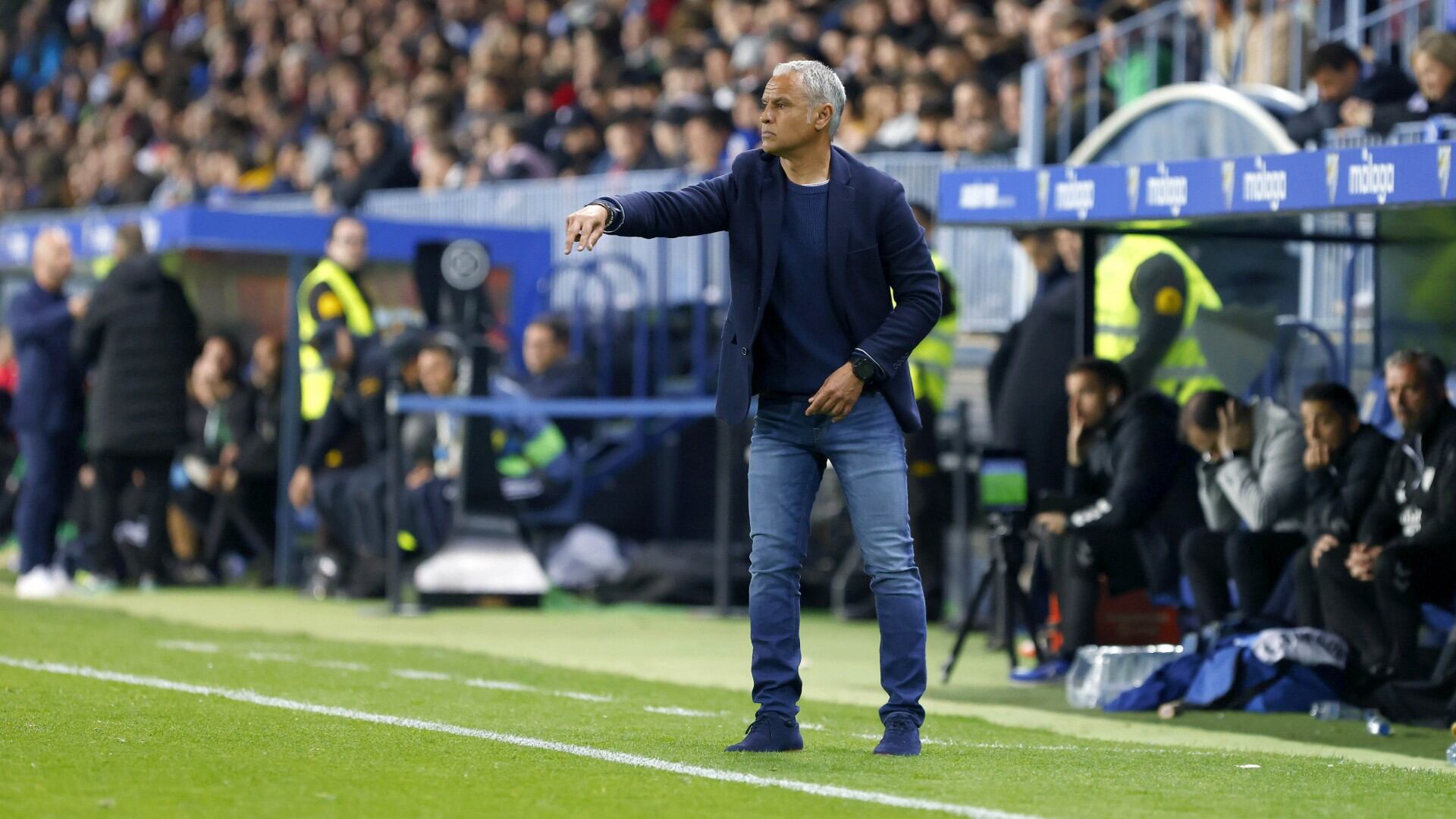 El técnico del Málaga Sergio Pellicer dando instrucciones en el partido contra el Racing