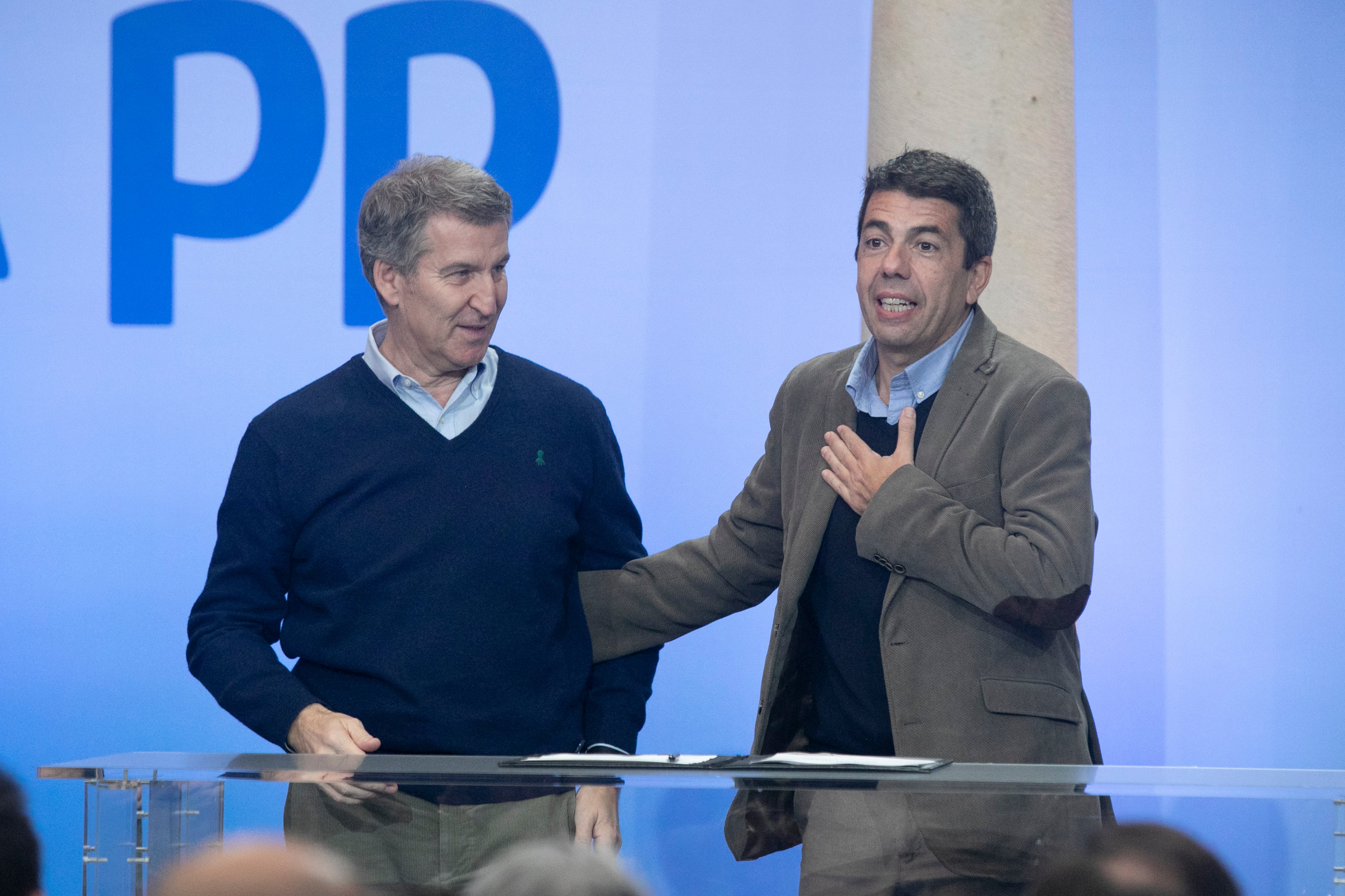 Carlos Mazón es ovacionado en la cumbre del PP en Oviedo.