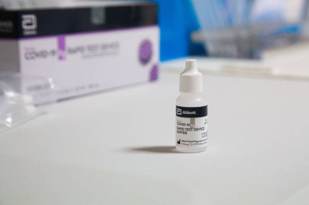 El líquido para un test de antígenos rápido, en un dispositivo de cribado masivo.