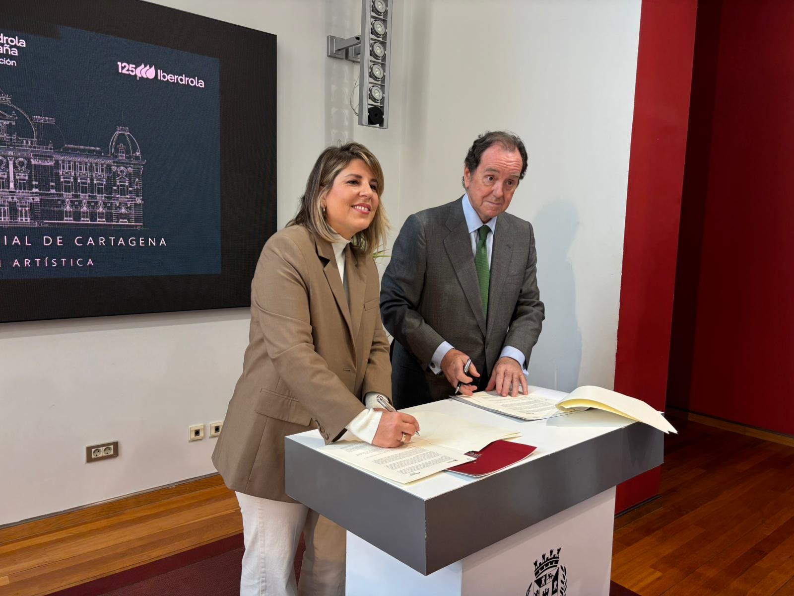 La alcaldesa de Cartagena, Noelia Arroyo y el presidente de la Fundación Iberdrola, Jaime Alfonsín