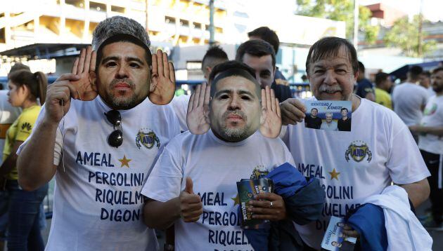 Aficionados de Boca con la careta de Riquelme en las inmediaciones de La Bombonera