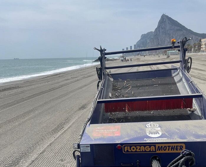 Limpieza en las playas de La Línea