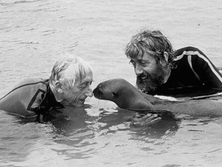 Jacques Cousteau junto a su hijo Jean Michel, en el Amazonas