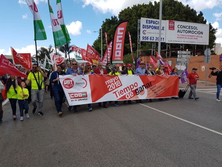 Centenares de personas han participado en la manifestación convocada por los sindicatos.