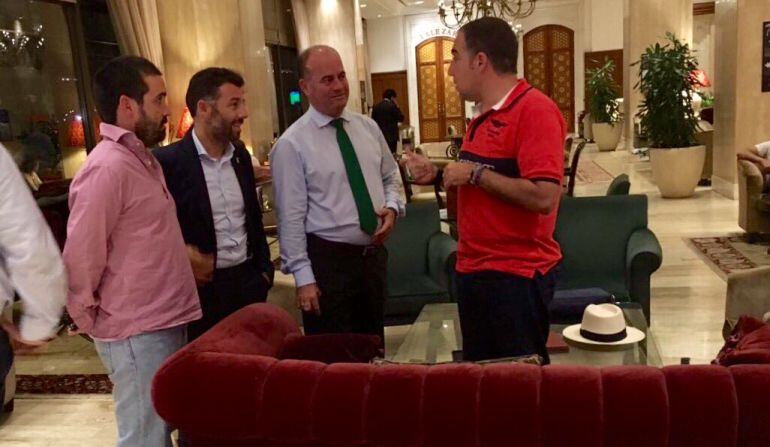 El presidente de la Diputación de Málaga, Elías Bendodo (de rojo a la derecha), junto al alcalde de Antequera, Manuel Barón (con corbata verde) junto a la delegación malagueña en el hotel de Estambul