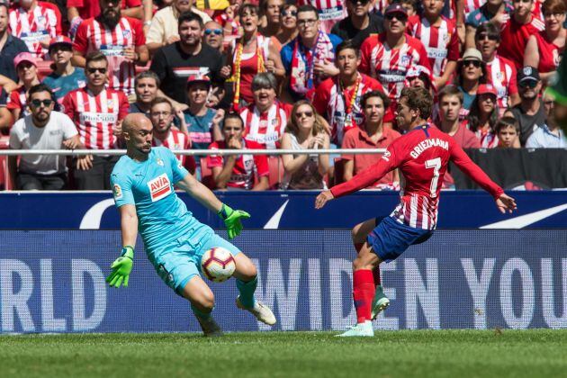 Dmotrovic y Griezmann en una de las paradas del portero en el aprtido en el Wanda Metropolitano