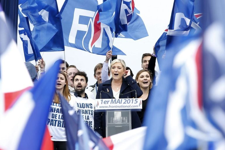 La presidenta del partido ultraderechista Frente Nacional (FN), Marine Le Pen, pronuncia su discurso del Primero de Mayo desde una tribuna instalada en la plaza de la Ópera de París (Francia)