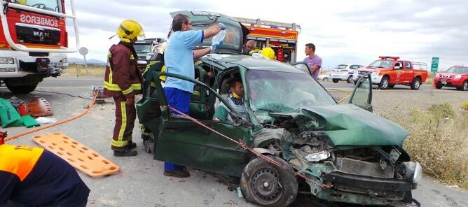 Estado de uno de los vehículos siniestrados en el accidente ocurrido en Antequera (Málaga)