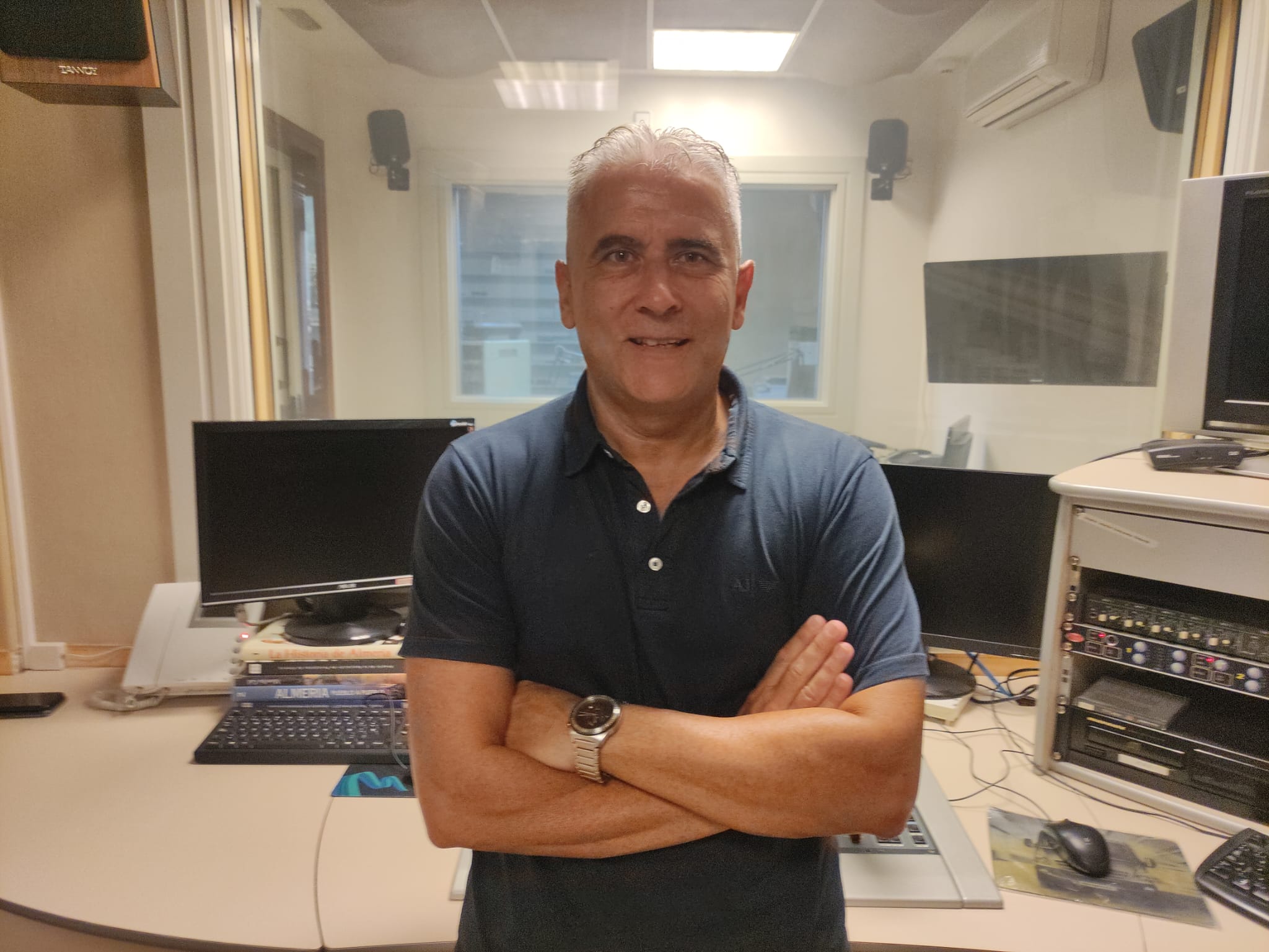 Pepe Morales en los estudios de la Cadena SER Almería.