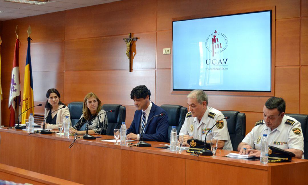 Lourdes Miguel Sáez, directora del Máster; Concepción Albarrán, vicerrectora de Ordenación Académica de la UCAV; Arturo Barral, subdelegado del Gobierno; José Luis Tejedor, director de la Escuela Nacional de Policía; y Ángel Díaz Arias, jefe de Régimen Do