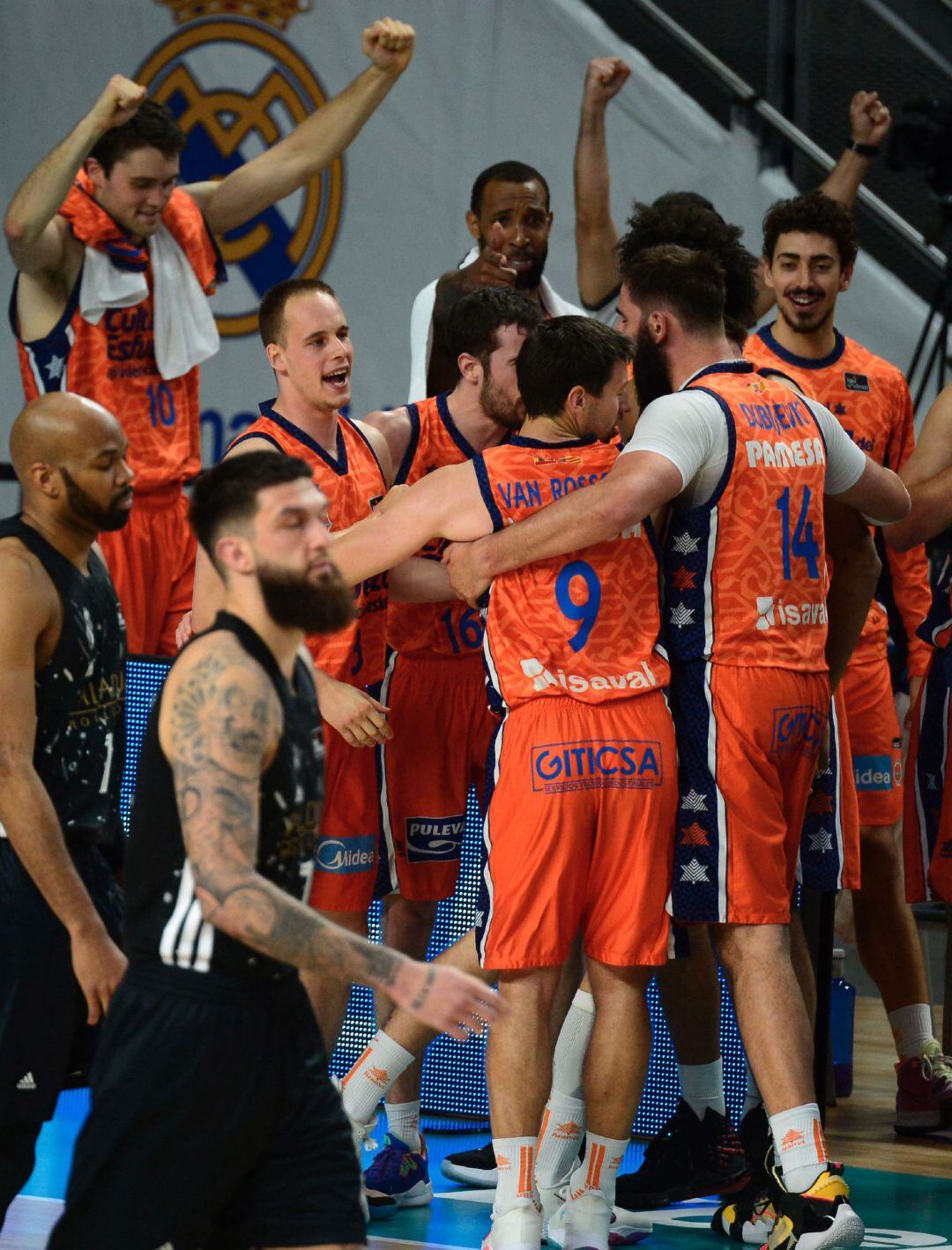 Los jugadores de Valencia Basket celebran la victoria en Madrid