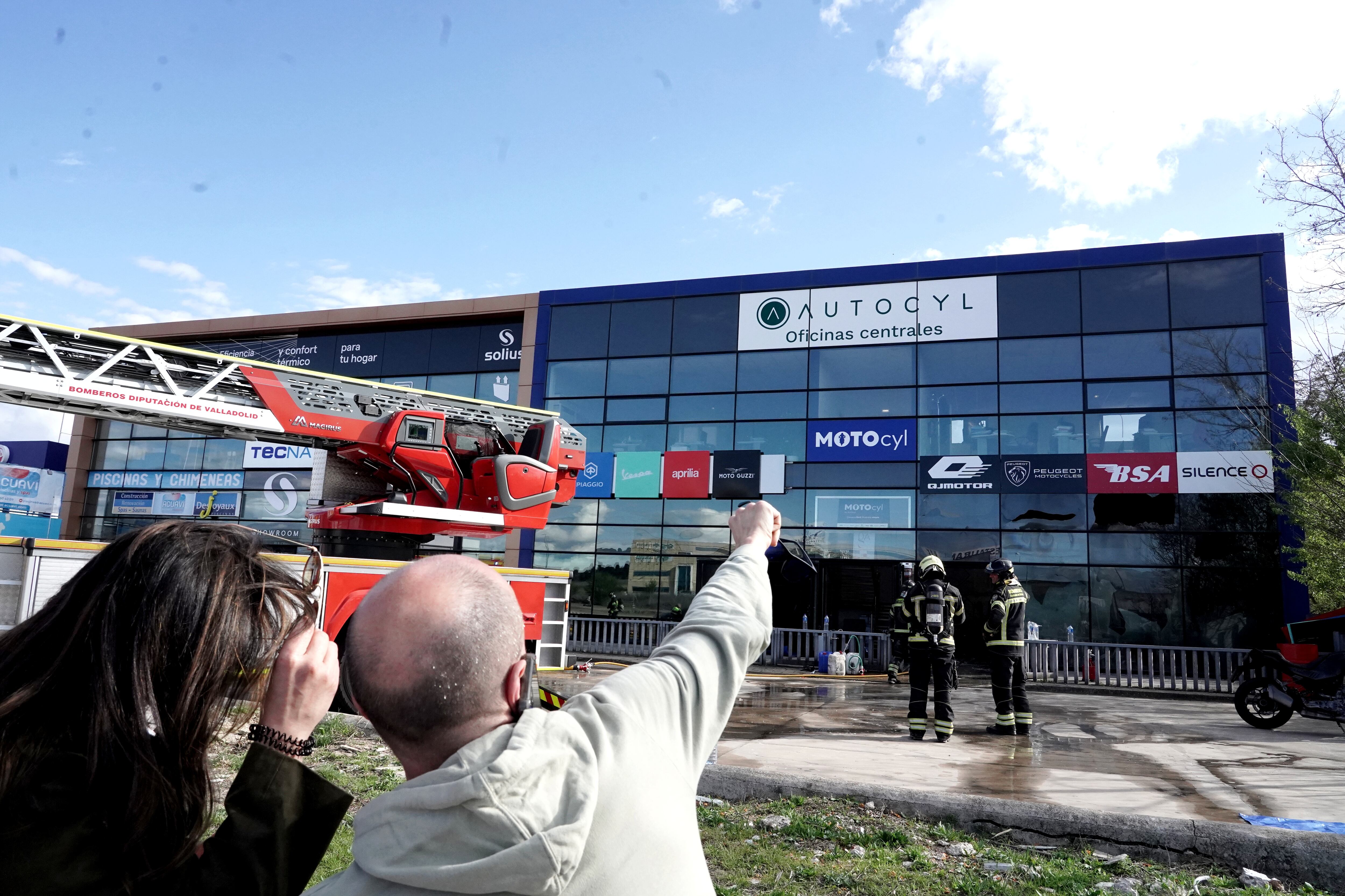 Efectivos de los Bomberos de la Diputación de Valladolid intervienen en un iIncendio en las oficinas de un concesionario en la N-601, en Zaratán (Valladolid)