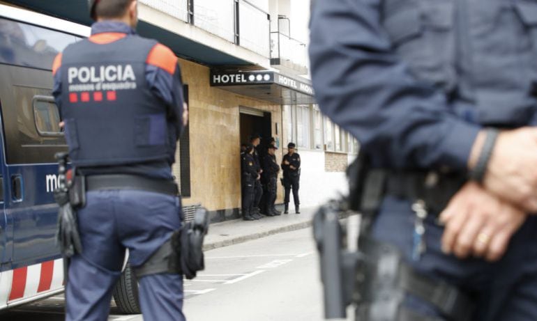 Miembros de los Mossos d&#039;Esquadra custodian los hoteles donde se hospedan los policías nacionales desplazados a Cataluña ante las concentraciones convocadas frente a los establecimientos para protestar por las cargas del 1-O. 