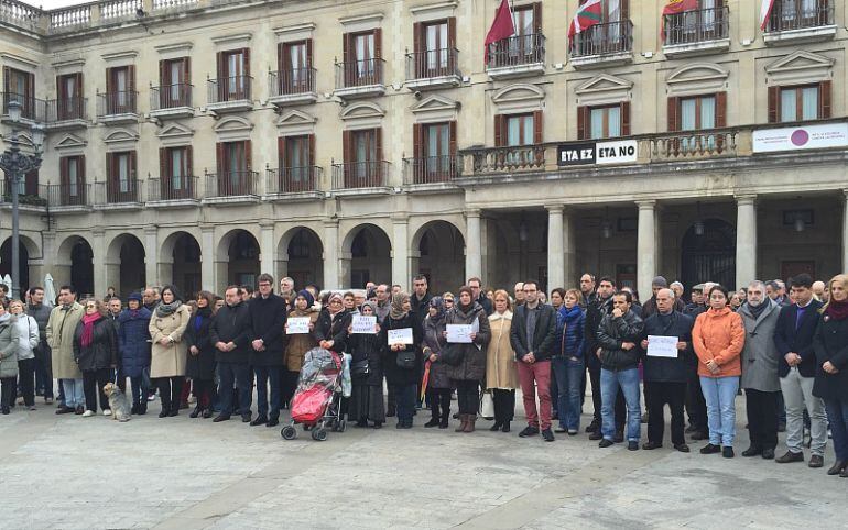 Momento de la concentración celebrada frente al Ayuntamiento de Vitoria. 