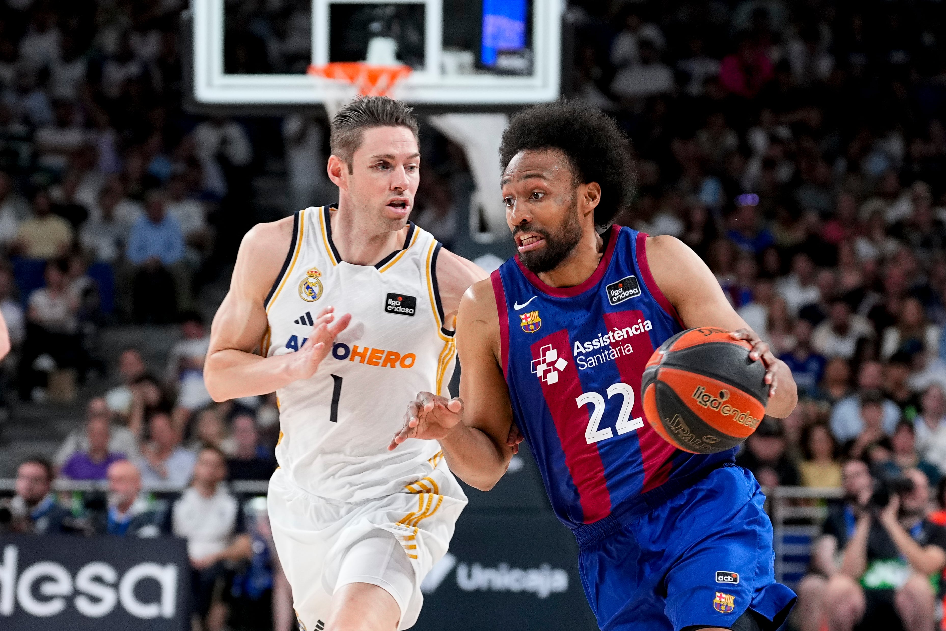 Jabari Parker y Fabien Causeur durante las semifinales de la Liga ACB