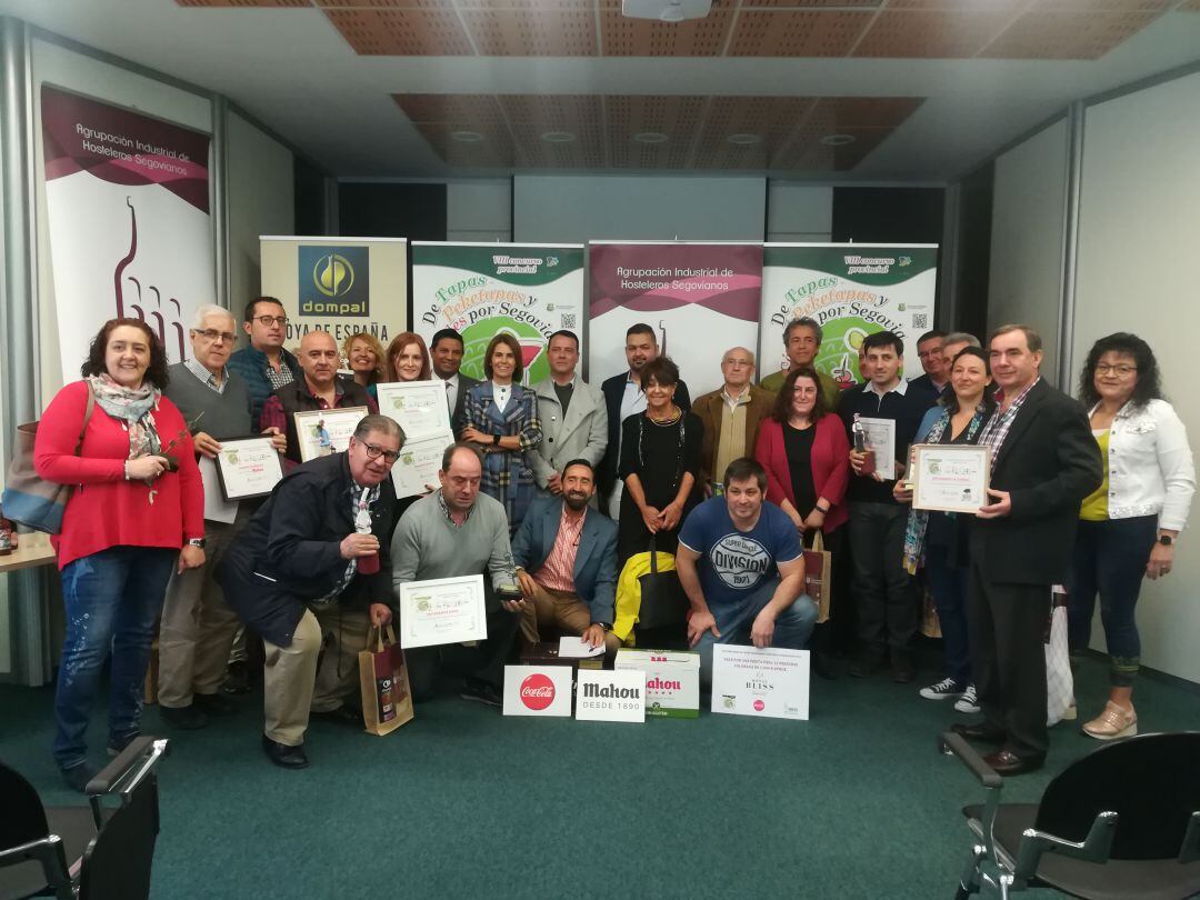 Imagen de familia de los ganadores del consurso de tapas por Segovia