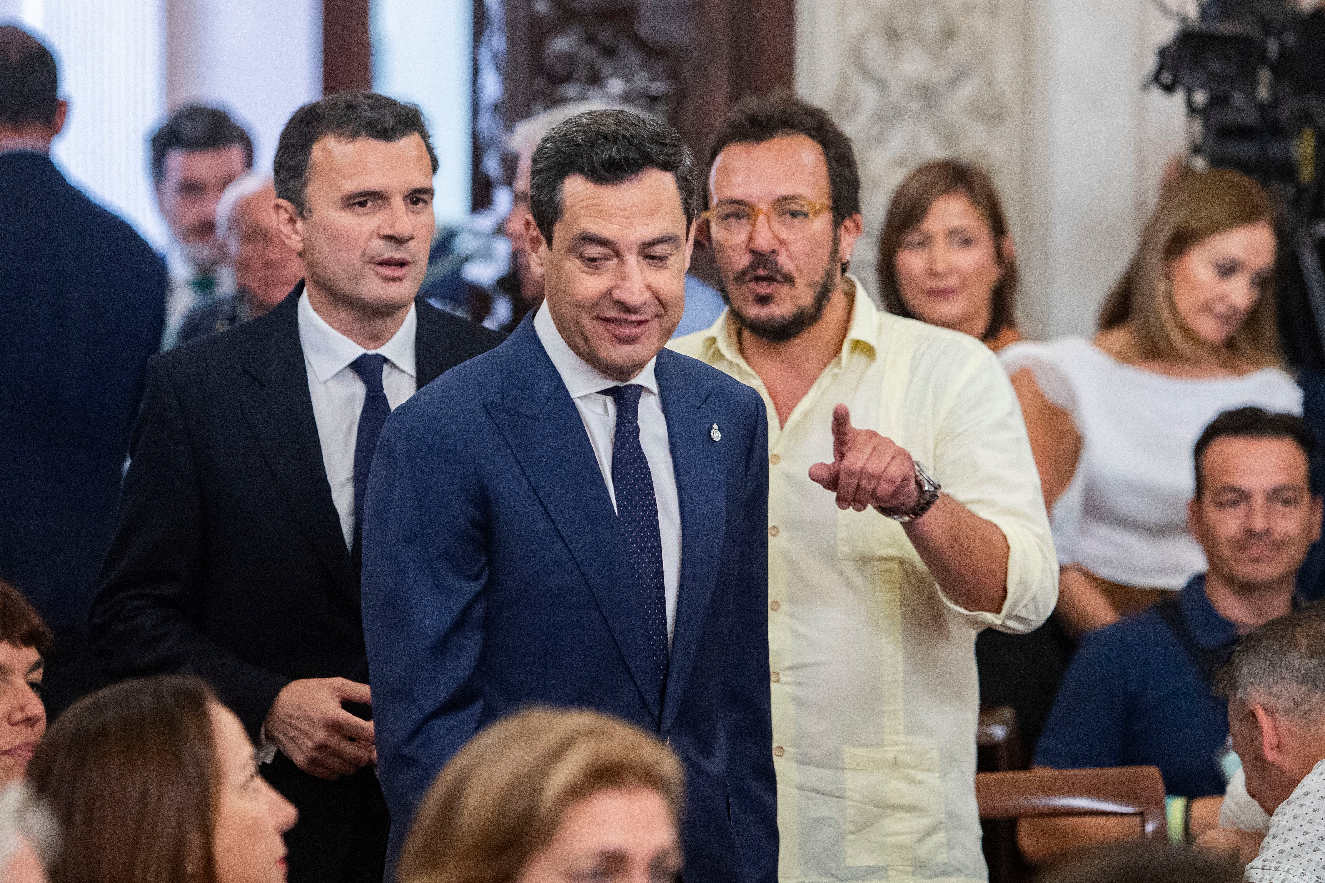 El nuevo alcalde de Cádiz, Bruno García, acompañado por el presidente de la Junta de Andalucía, Juanma Moreno, y por el alcalde saliente, José María González 'Kichi', a la entrada del pleno constitutivo del Consistorio este sábado