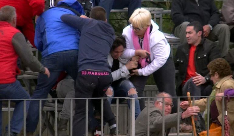 Imatge capturada del vídeo on s&#039;aprecien diverses persones agredint i intentant prendre les càmeres de les activists d&#039;AnimaNaturalis a la plaça de bous de Mas de Barberans. 