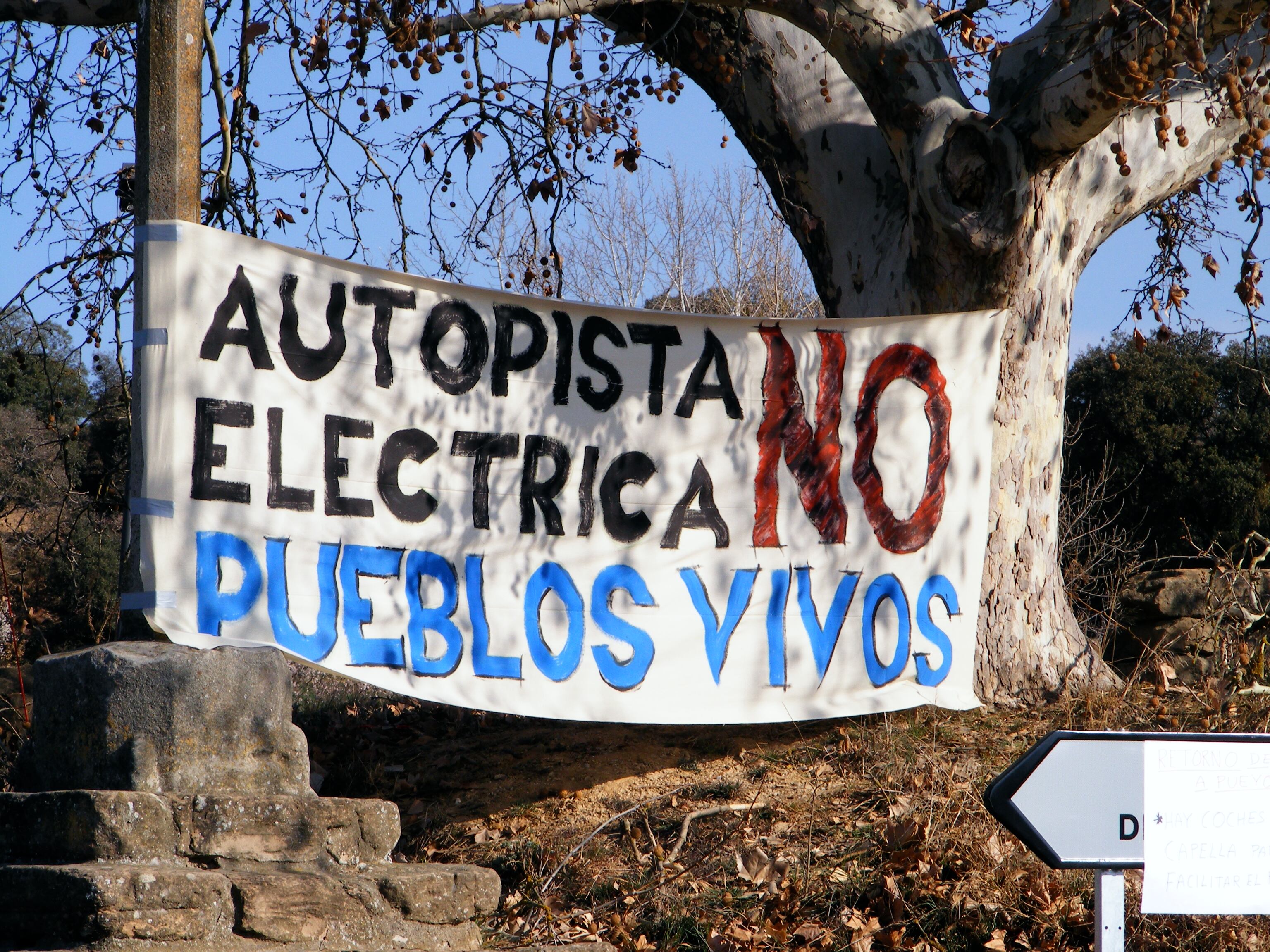 Pancarta de la Plataforma Unitaria contra la Autopista Eléctrica