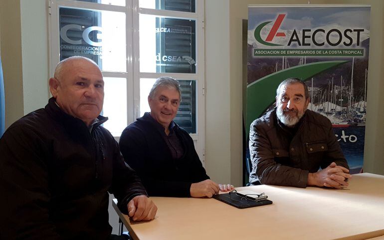 El presidente de la asociación de empresarios (AECOST), Luis Martín se reúne con representantes de la Asociación &quot;Agua para el Campo&quot; de Almuñécar