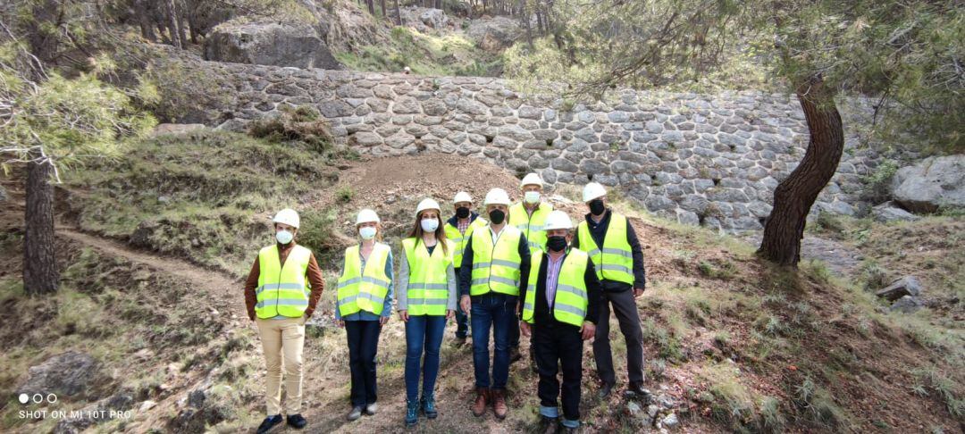 La delegada de Desarrollo Sostenible, María José Lara y el alcalde de Cazorla, Antonio José Rodríguez, visitan las obras de los diques