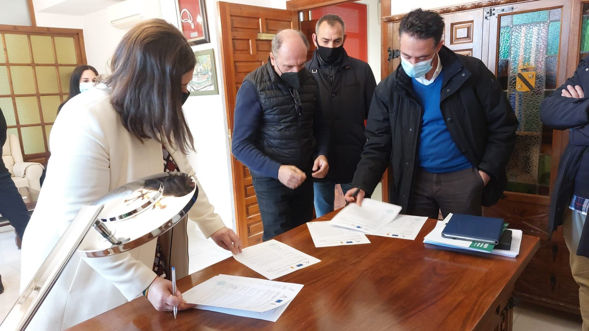 Firma del inicio de obras en la Plaza de España