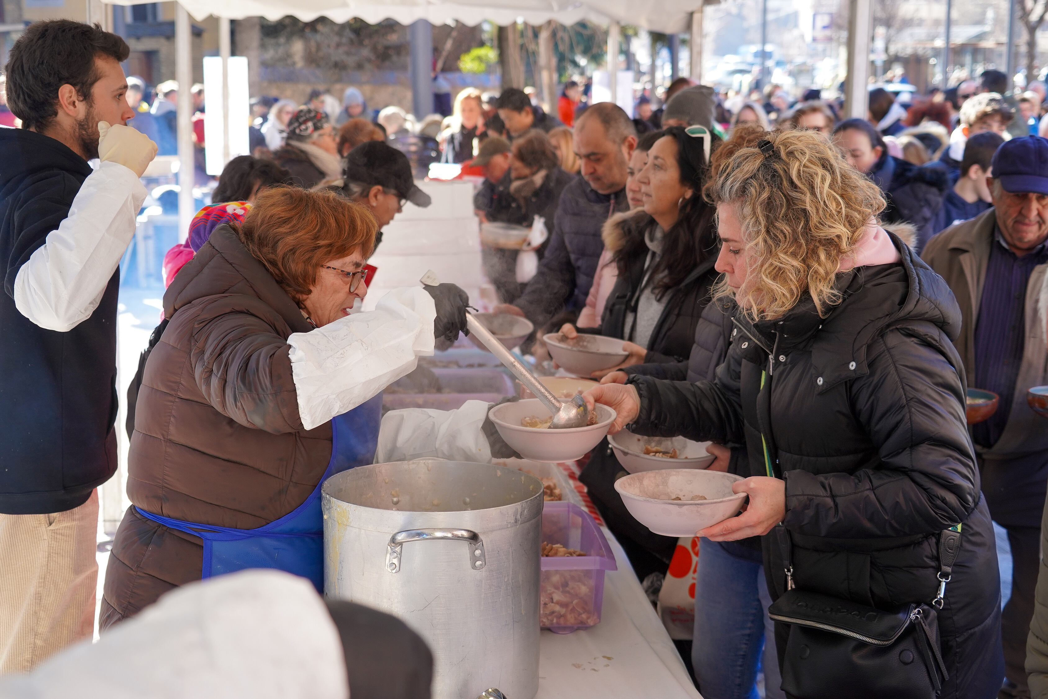 Repartiment de l&#039;escudella a Encamp.