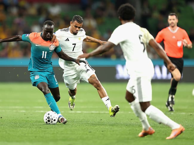 MELBOURNE (Australia), 31/03/2026.- Awer Mabil of Australia controls the ball during the FIFA Series 2026 match between the Socceroos and Curacao at AAMI Park in Melbourne, Australia, 31 March 2026. EFE/EPA/ROB PREZIOSO AUSTRALIA AND NEW ZEALAND OUT