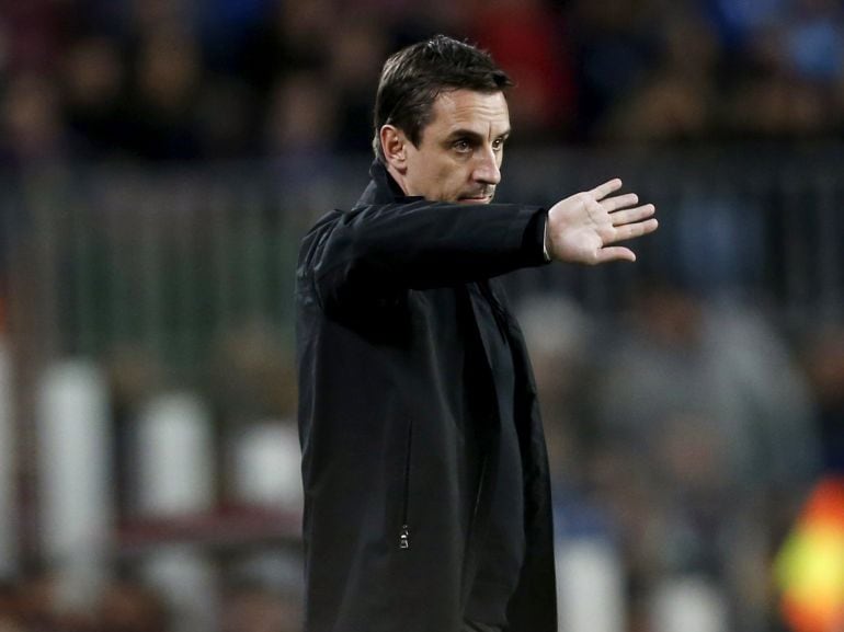 El entrenador del Valencia Gary Neville da instrucciones a sus jugadores durante el partido de ida de las semifinales de la Copa del Rey que disputan frente al Barcelona en el Camp Nou de Barcelona. 