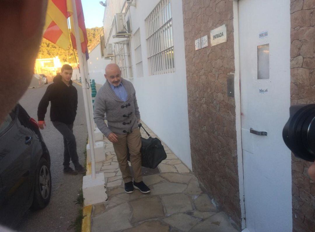 Cardona entrando en el centro penitenciario de Ibiza