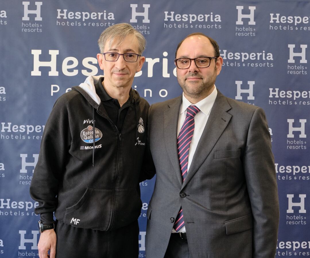 Moncho Fernández, con Diego Moreno, director del Hesperia Peregrino en donde se celebró la rueda de prensa