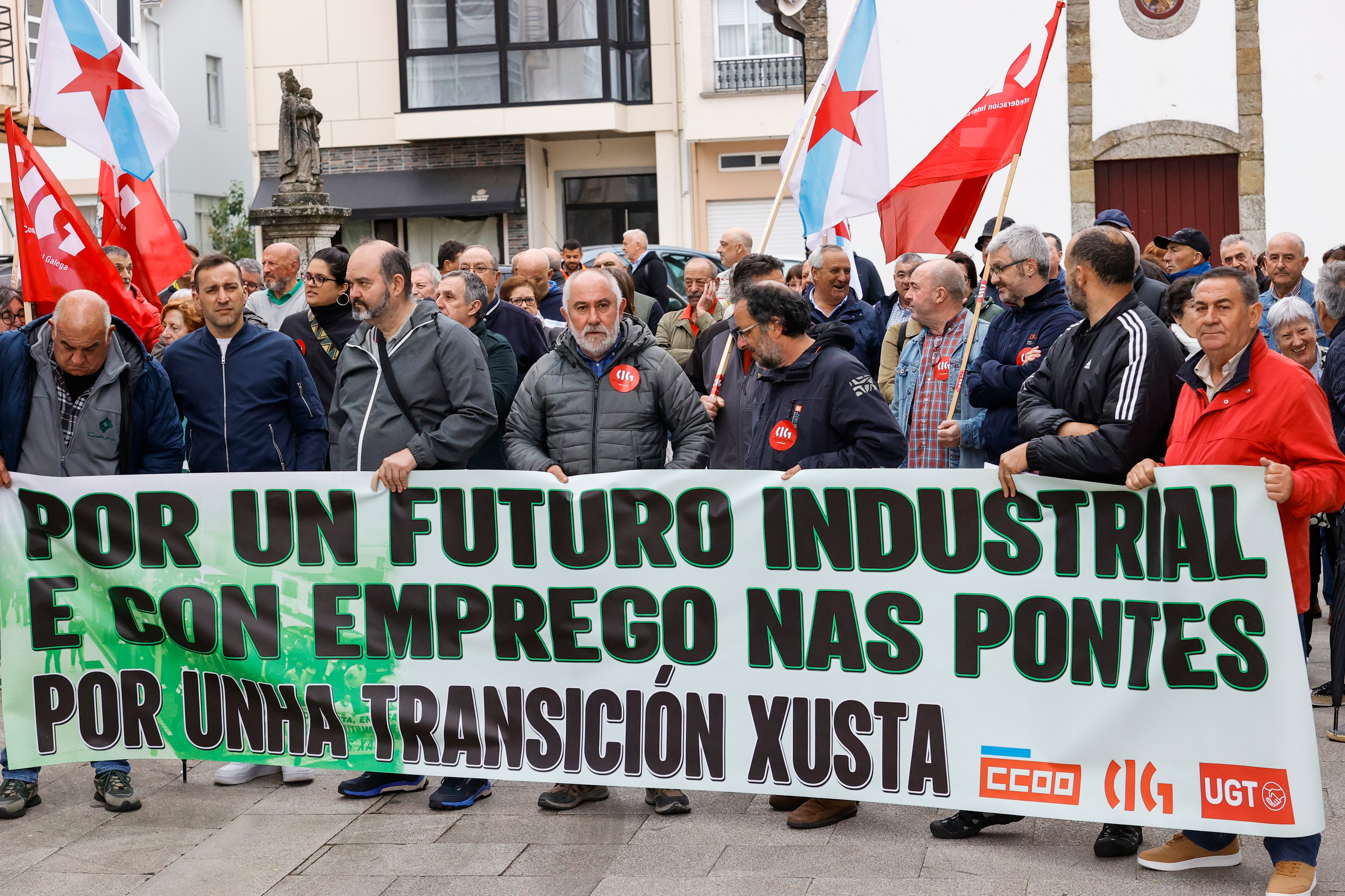 AS PONTES, 13/6/2024.- CCOO, UGT y CIG han marchado este jueves en una movilización conjunta en As Pontes en demanda de medidas que agilicen el desmantelamiento de la central térmica de Endesa, como también de garantías de empleo para la industria auxiliar de cara al proceso de cierre de la factoría. EFE/ Kiko Delgado.