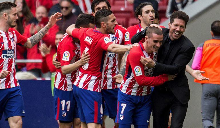 Simeone celebra con Griezmann su gol al Levante.