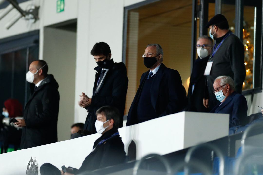 Florentino Pérez en el palco durante un partido 