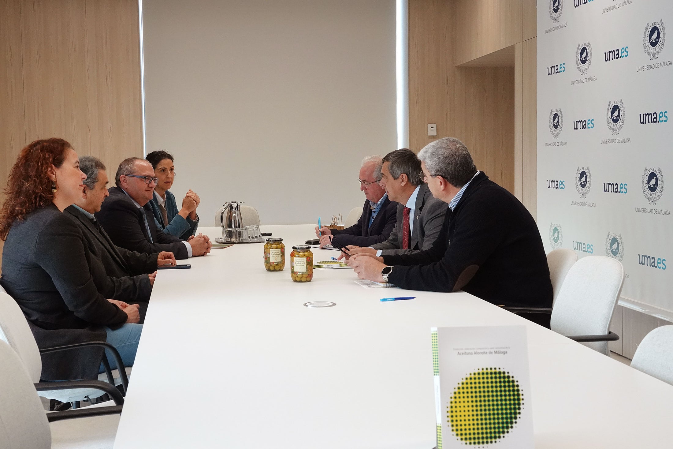 El documento ha sido suscrito por el rector, Teodomiro López, y por el presidente del Consejo, Juan Miguel Gómez, y tras la firma se ha abierto una reunión de trabajo en la que se han perfilado algunas líneas de actuación, encaminadas a la investigación, la formación y la innovación en materias de protección de la DOP, con ramificaciones en sectores tan diversos como el empresarial, el paisajístico, el turístico, los recursos humanos o la ‘Málaga despoblada’