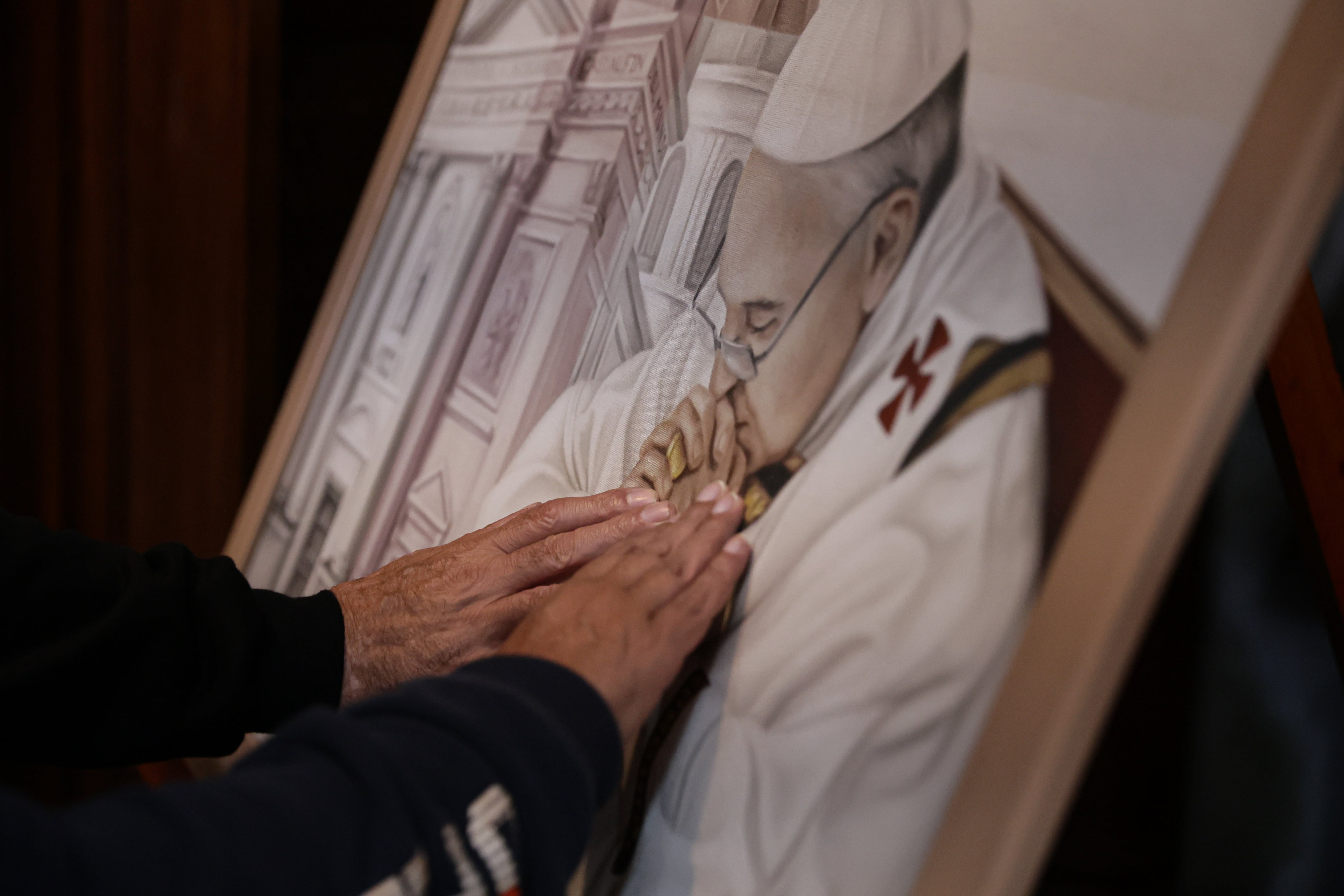 Un fidel prega per la mort del papa Francesc en una de les moltes cerimònies arreu del món