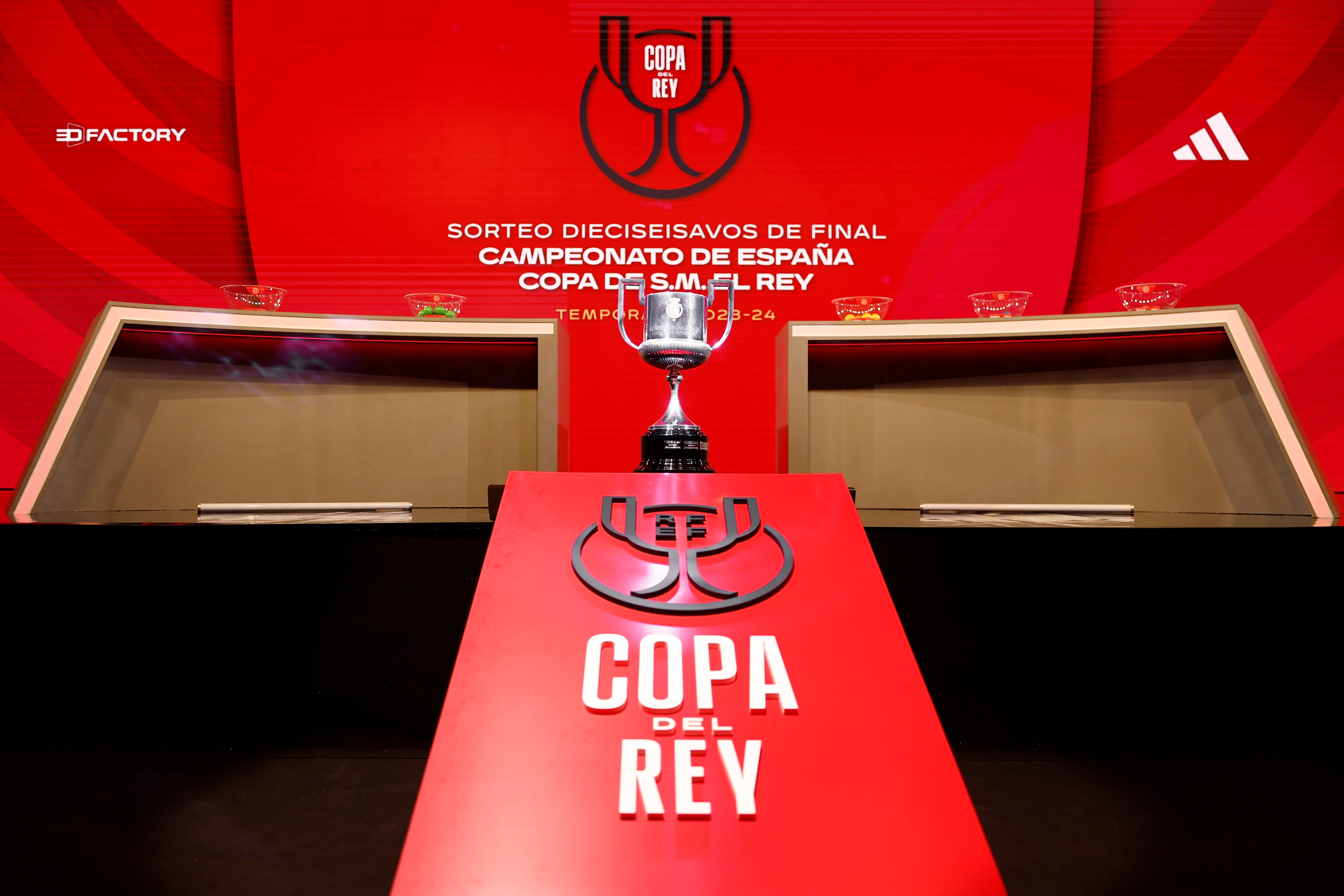 LAS ROZAS (MADRID), 12/12/2023.- La Copa del Rey expuesta en el marco del sorteo de los dieciseisavos de final de la competición este martes en la Ciudad del Fútbol de Las Rozas, Madrid. EFE/ Rodrigo Jiménez
