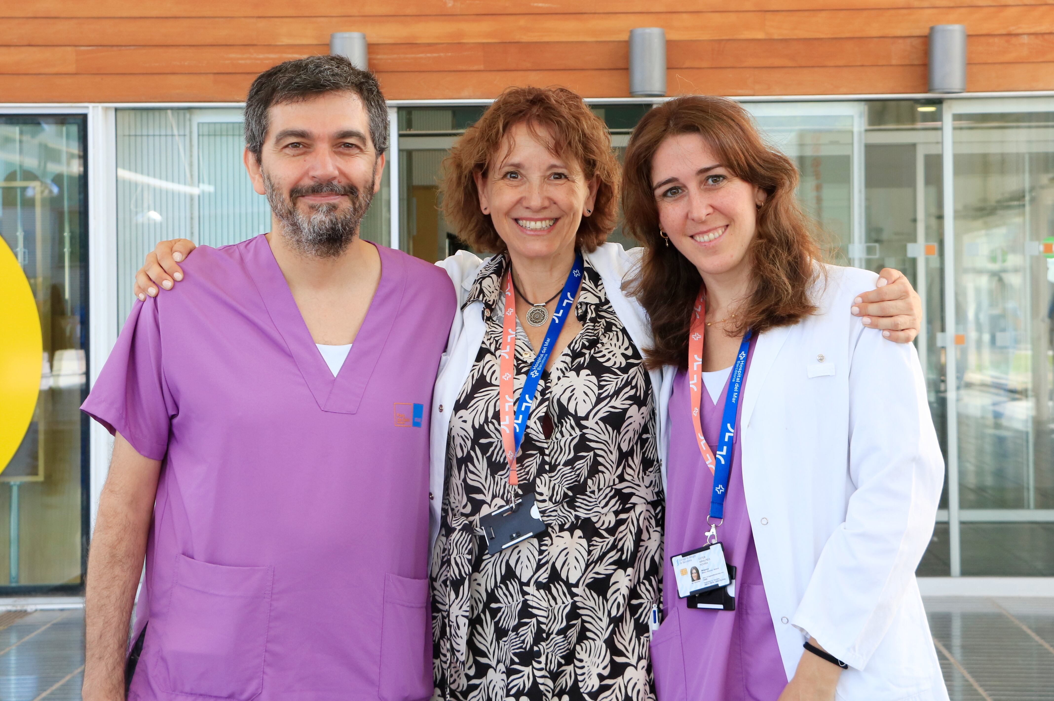 La cap de secció del Servei d’Obstetrícia i Ginecologia de l’Hospital del Mar i una de les responsables de la cirurgia de transposició uterina, la doctora Gemma Mancebo, abraça els doctors Josep Maria Solé i Ester Miralpeix, membres de l’equip. Autor: Laura Fíguls