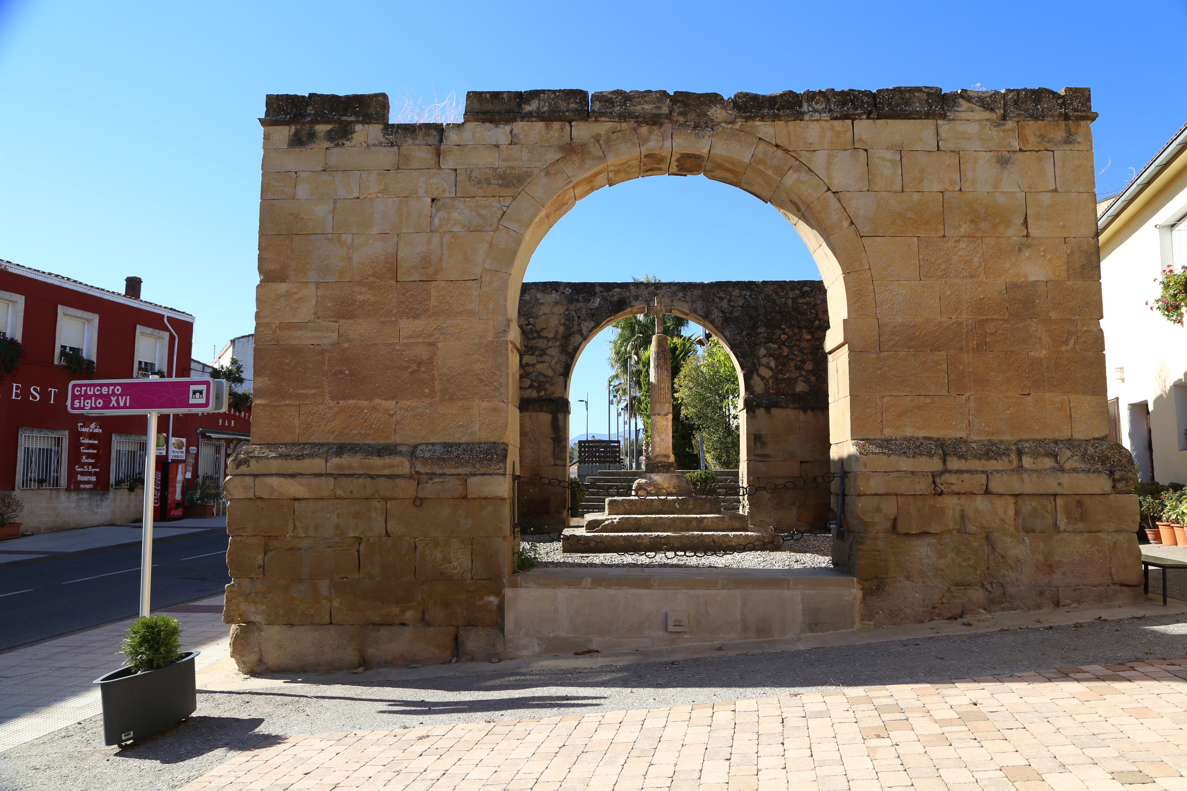 Crucero con templete del siglo XVI situado en el municipio de Lardero (La Rioja).