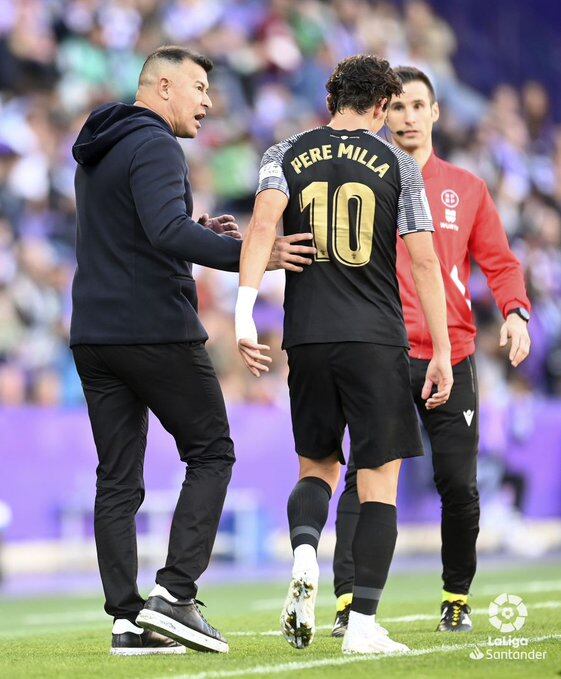 Almirón habla con Pere Milla durante el Valladolid-Elche