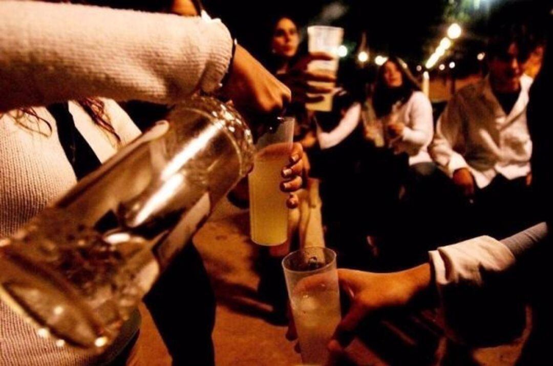 Jóvenes celebrando un botellón. - ARCHIVO