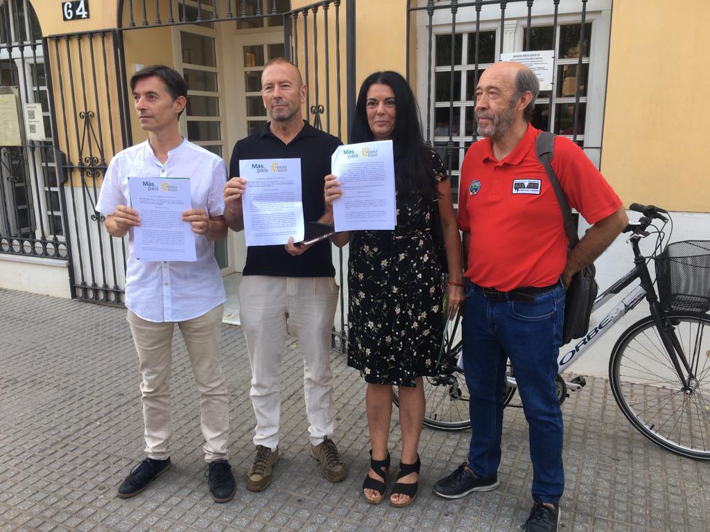 Ángel Rodríguez, coportavoz de Verdes Equo Málaga; Eduardo Reina, portavoz de Más País Málaga; Rosa Galindo, coportavoz de Verdes Equo Málaga; y el presidente de la Asociación Española de Espeleología, José Enrique Sánchez