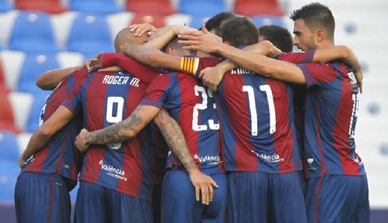 La plantilla del Levante se une en el césped