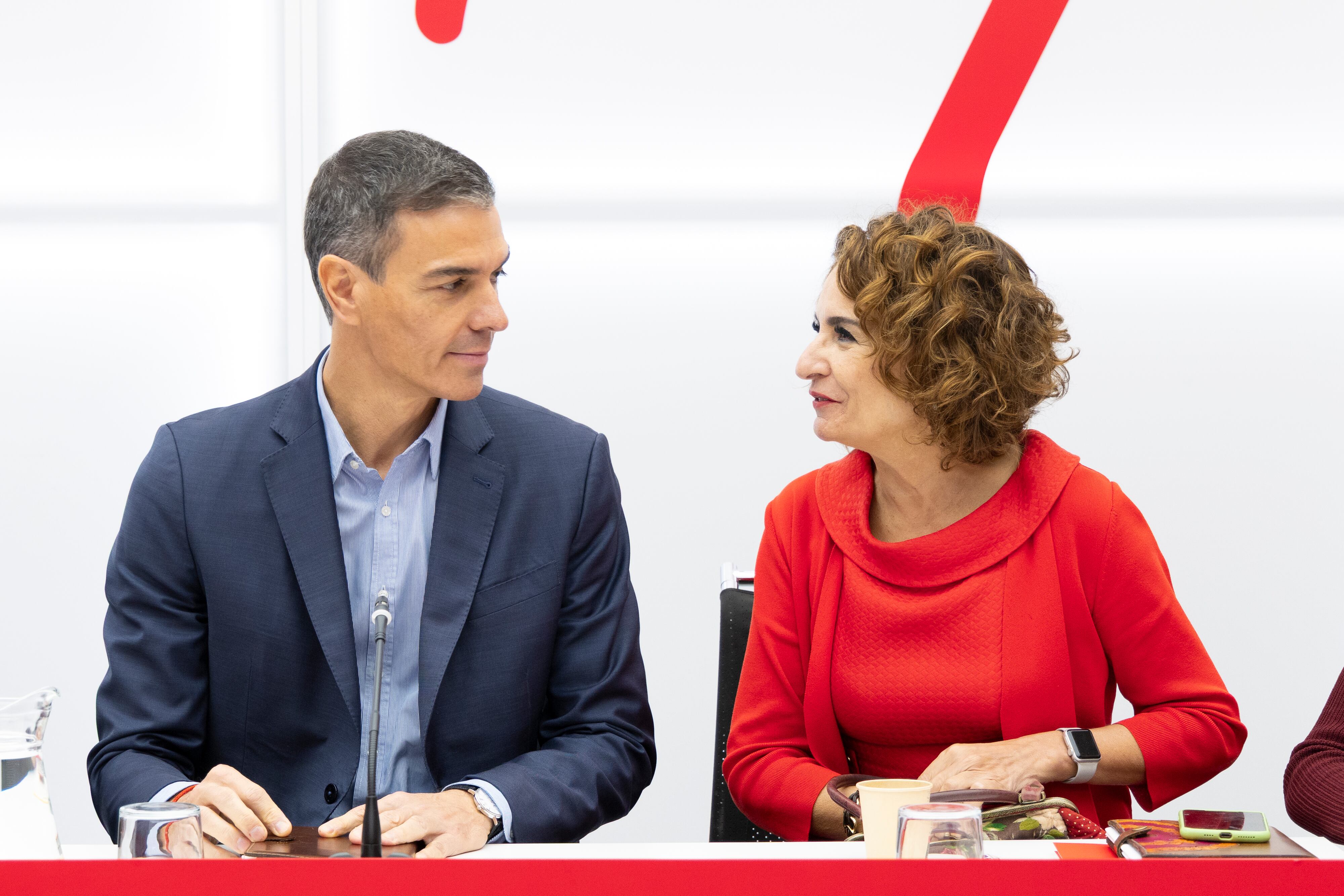 El presidente del gobierno y secretario general del PSOE Pedro Sánchez, y la ministra de Hacienda, María Jesús Montero, durante la reunión del Comité Ejecutivo Federal en Madrid.