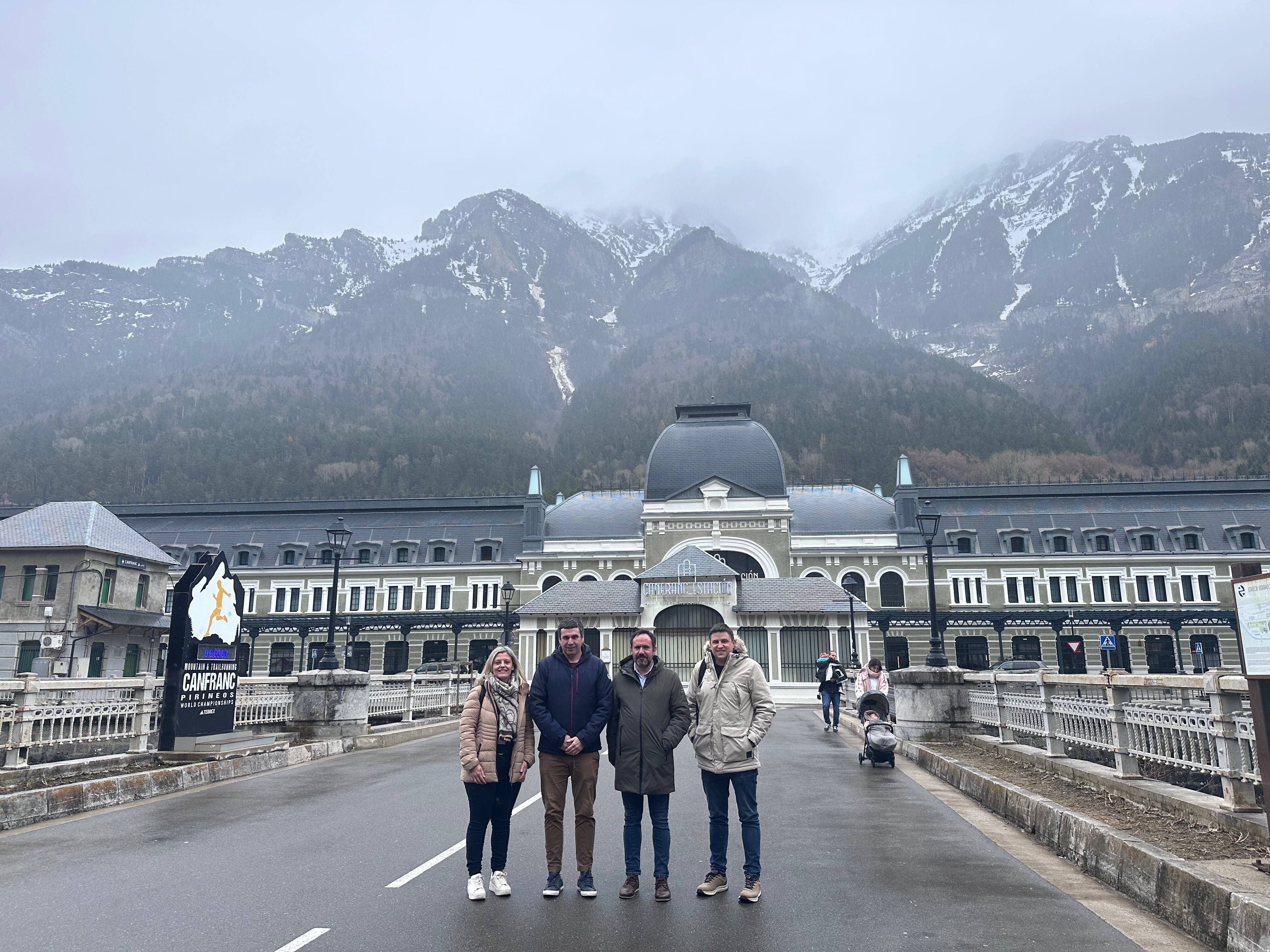 César Ramos y otros representantes del PSOE en Canfranc