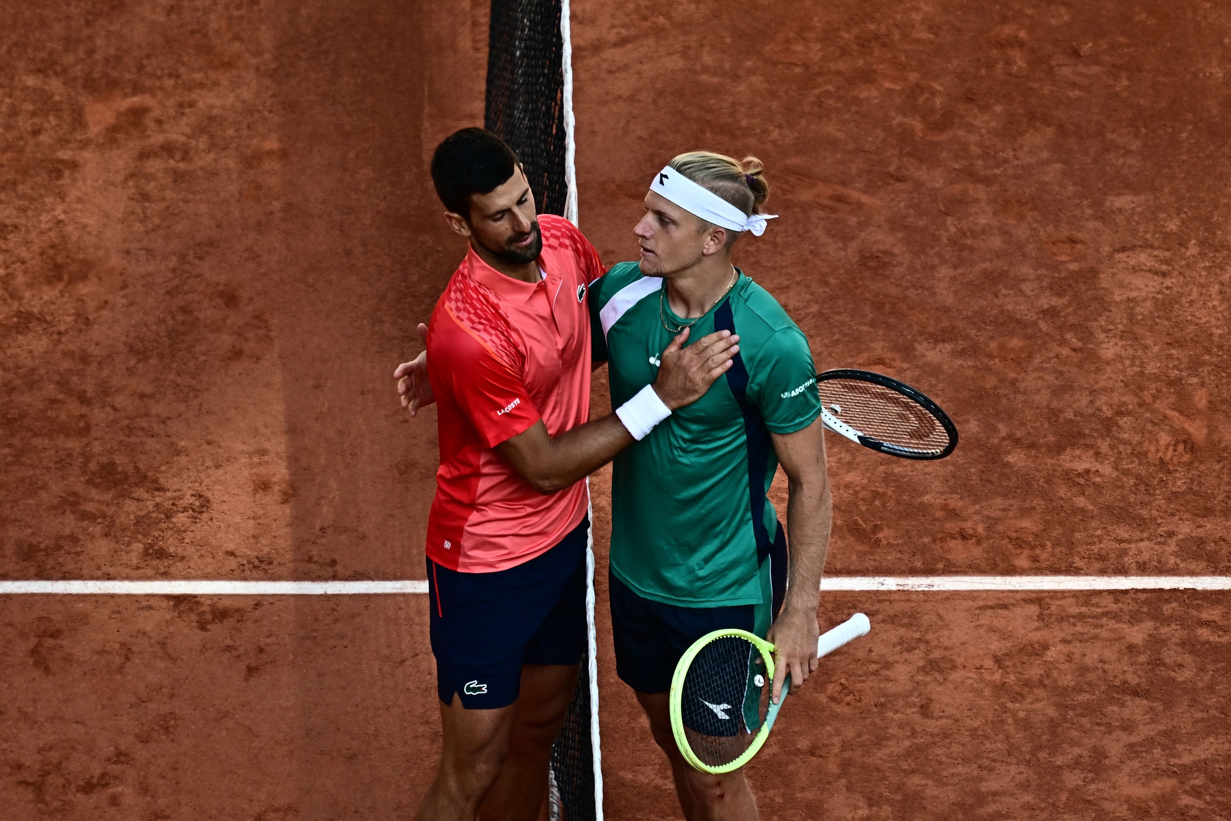 Djokovic y Davidovich se saludan durante el partido de dieciseisavos en Roland Garros